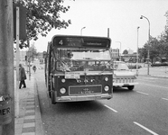 855201 Afbeelding van een met bloemen versierde stadsbus lijn 4 van het GEVU met op de voorkant een bord met de tekst ...